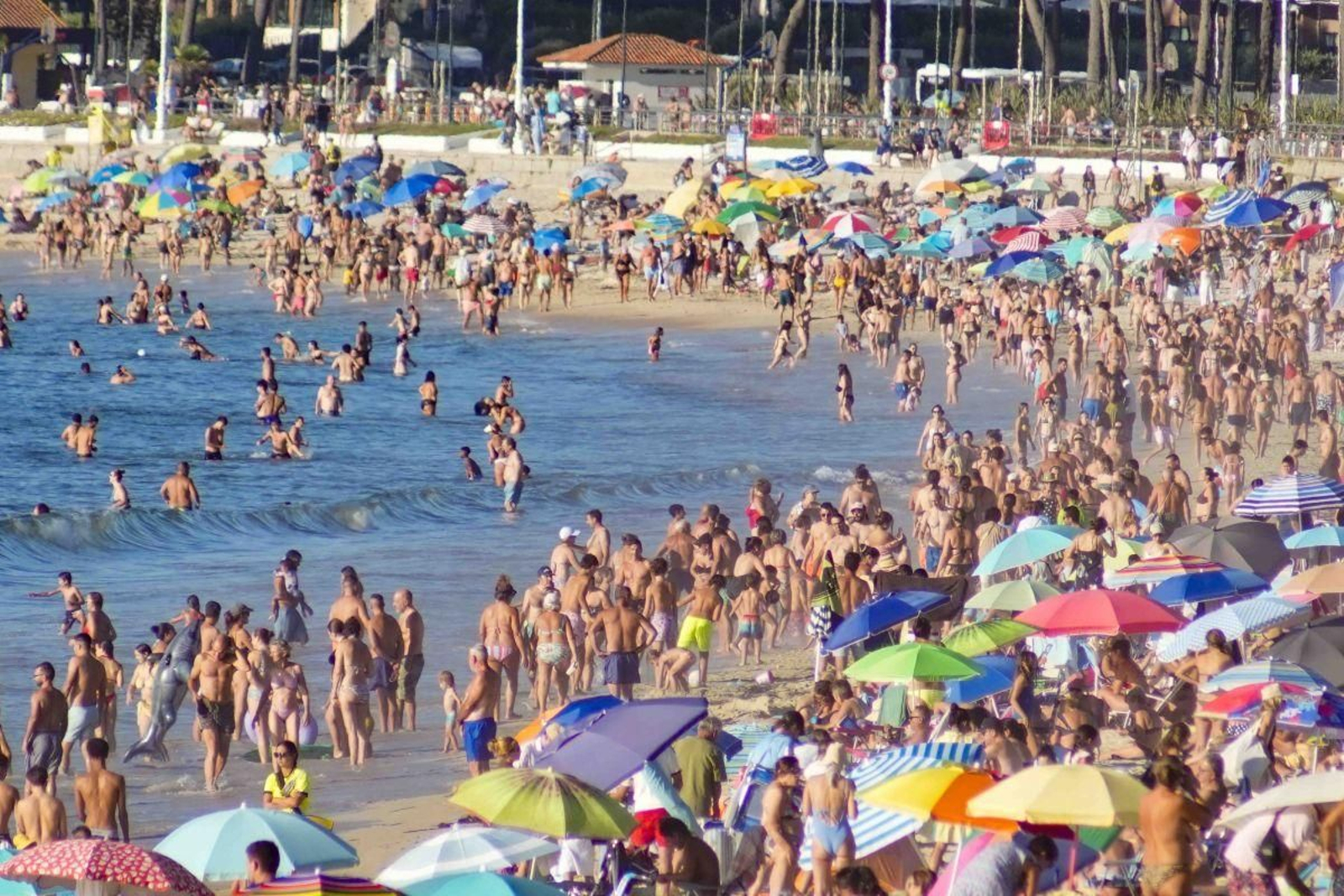 Samil fue concurrido el fin de semana por bañistas y amantes del calor.
