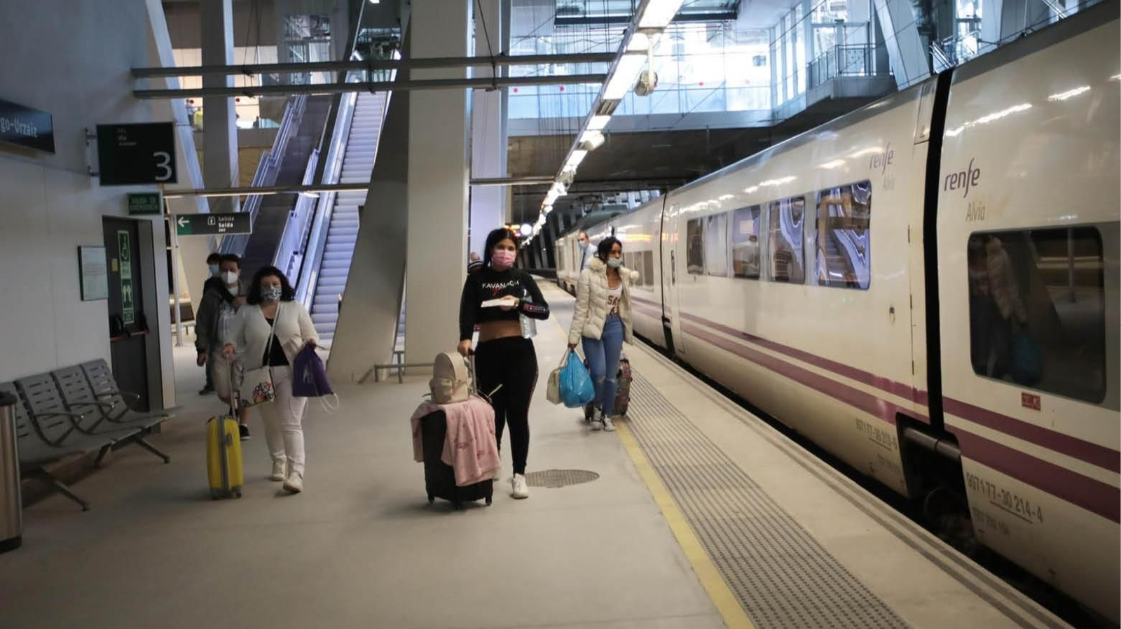 Viajeros en la estación de Urzaiz, que conecta Vigo con A Coruña con trenes de media distancia.