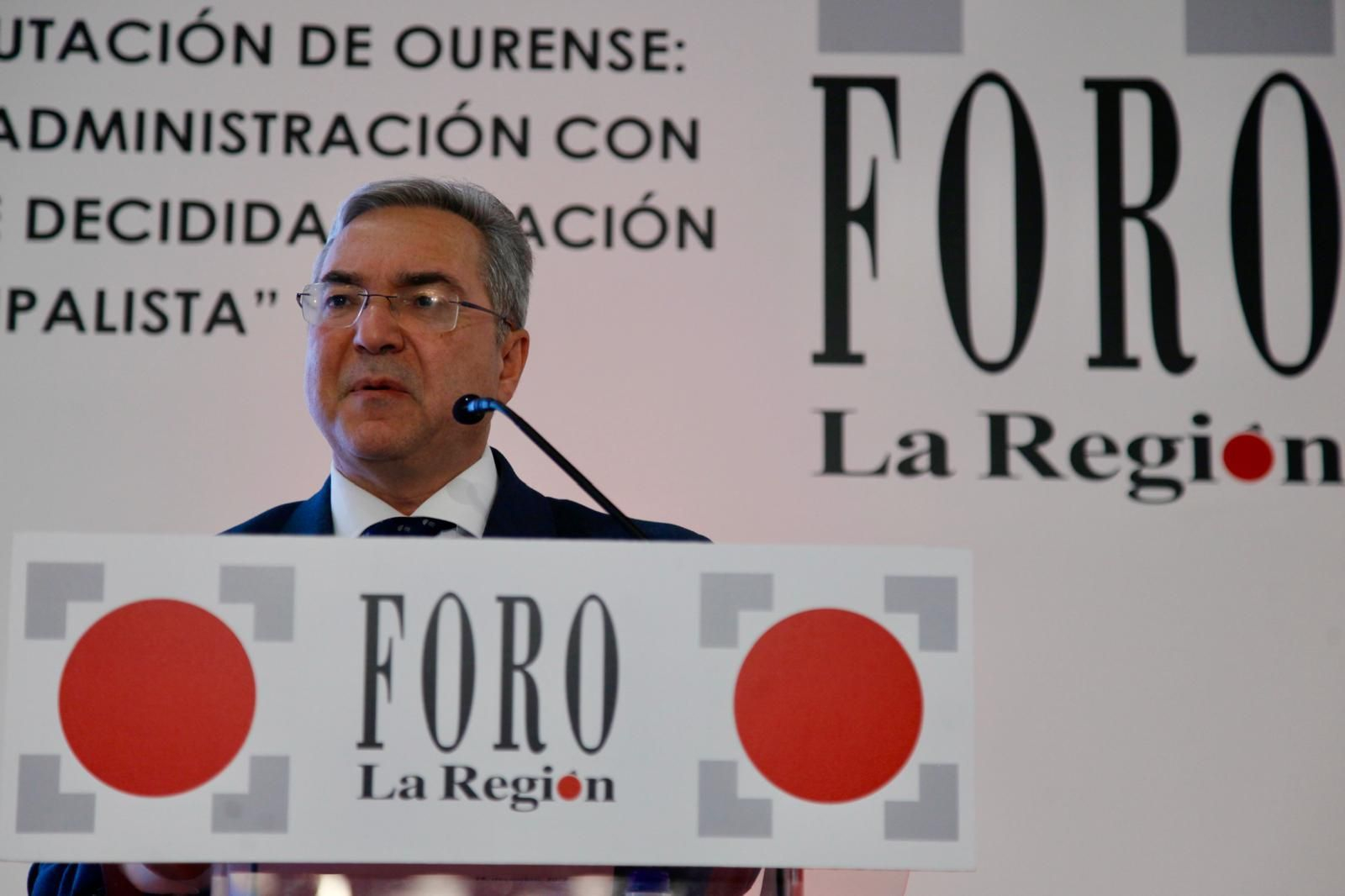Galería | Luis Menor, el presidente de la Diputación de Ourense, en el Foro La Región, en imágenes