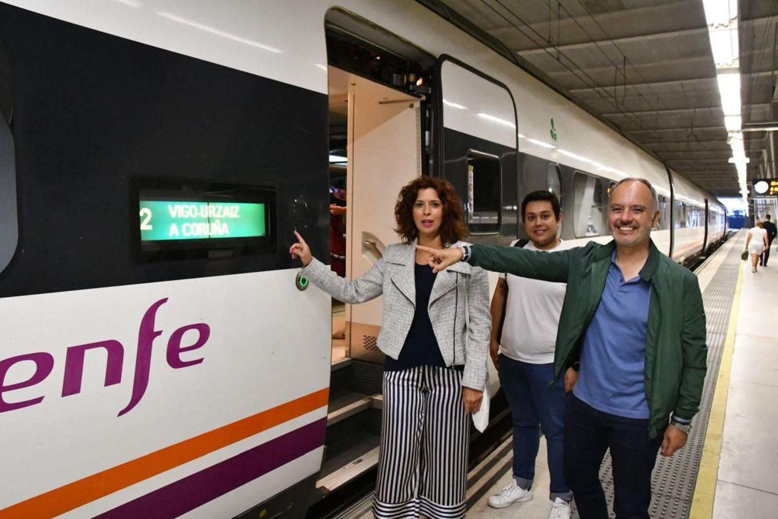 David Regades y Leticia Gallego, ayer, a punto de tomar el tren de Cercanías en Urzaiz.