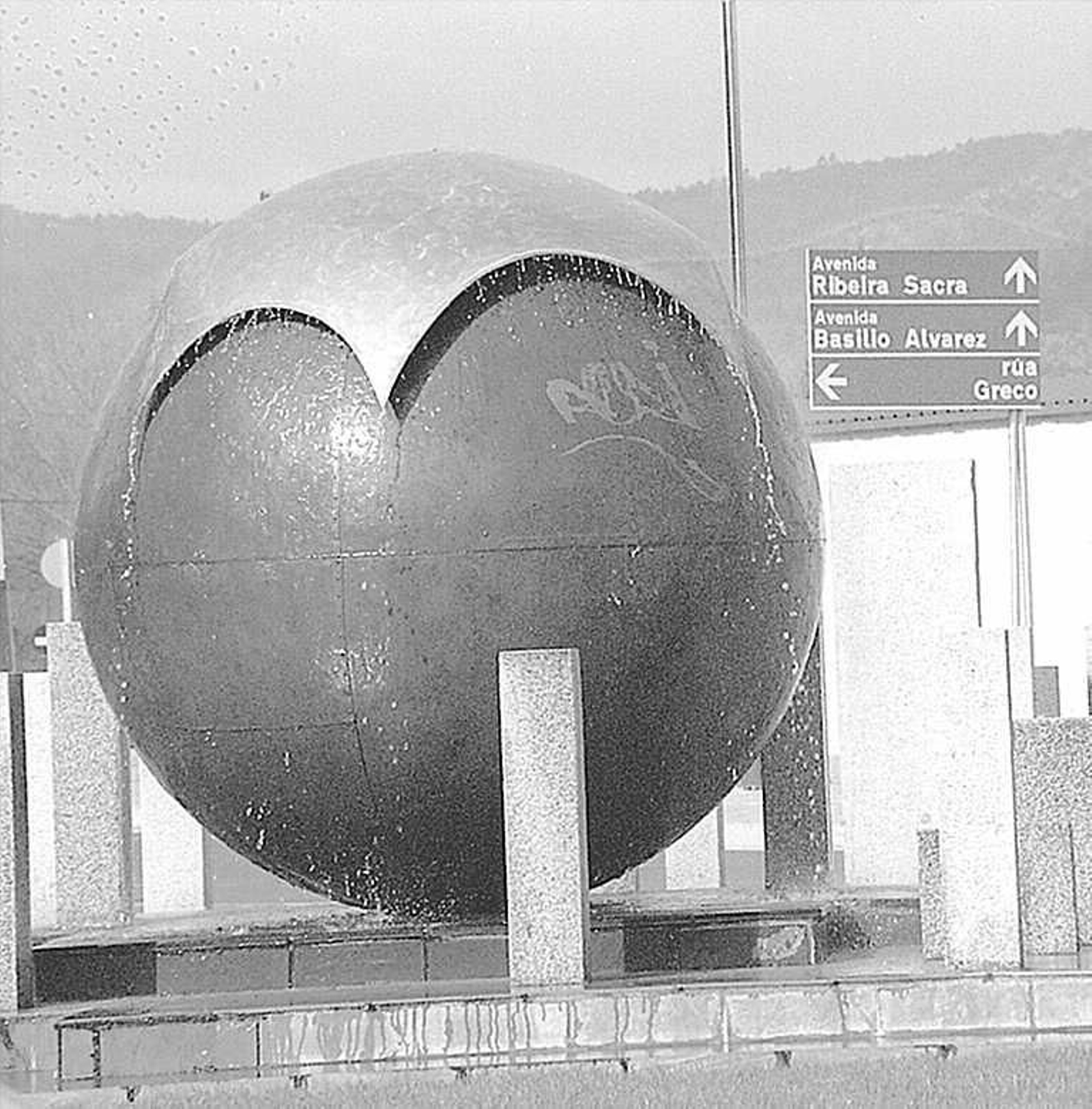 La construcción del emblemático Puente del Milenio hace 25 años cambiaba el skyline de Ourense, en fotos