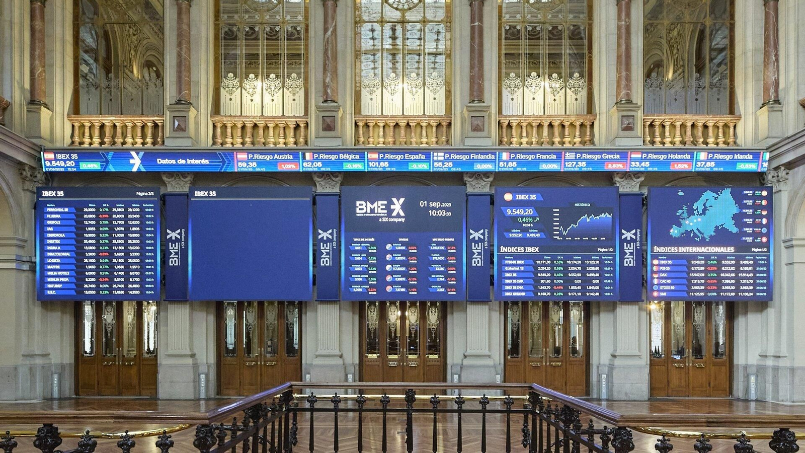 Varios paneles del Ibex 35 en el Palacio de la Bolsa. Foto: EP.