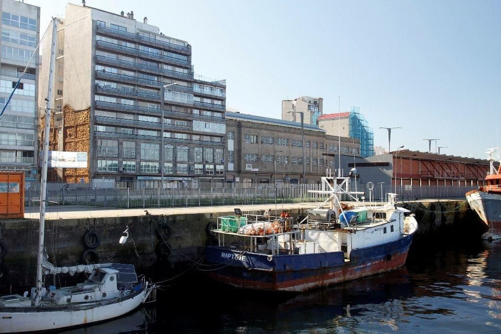 El “Riptide” continúa atracado en el muelle de A Laxe tras ser interceptado hace dos años en alta mar, con más de tres toneladas de cocaína.