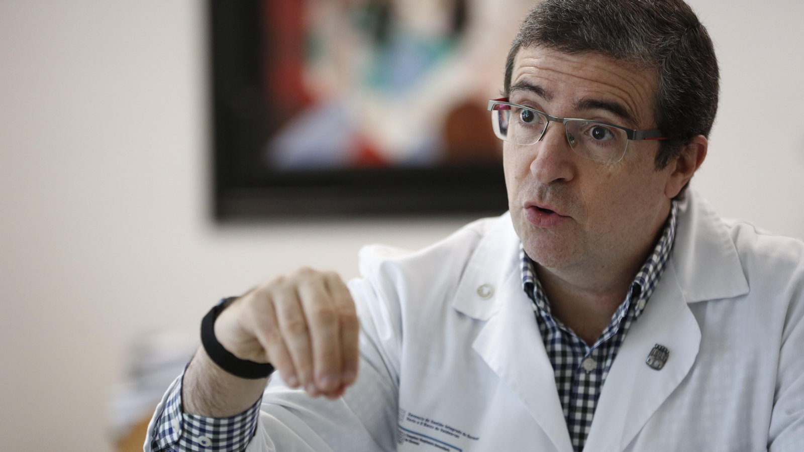 O xerente da área sanitaria de Ourense, Félix Rubial, xesticula durante a entrevista. //Foto: Xesús Fariñas