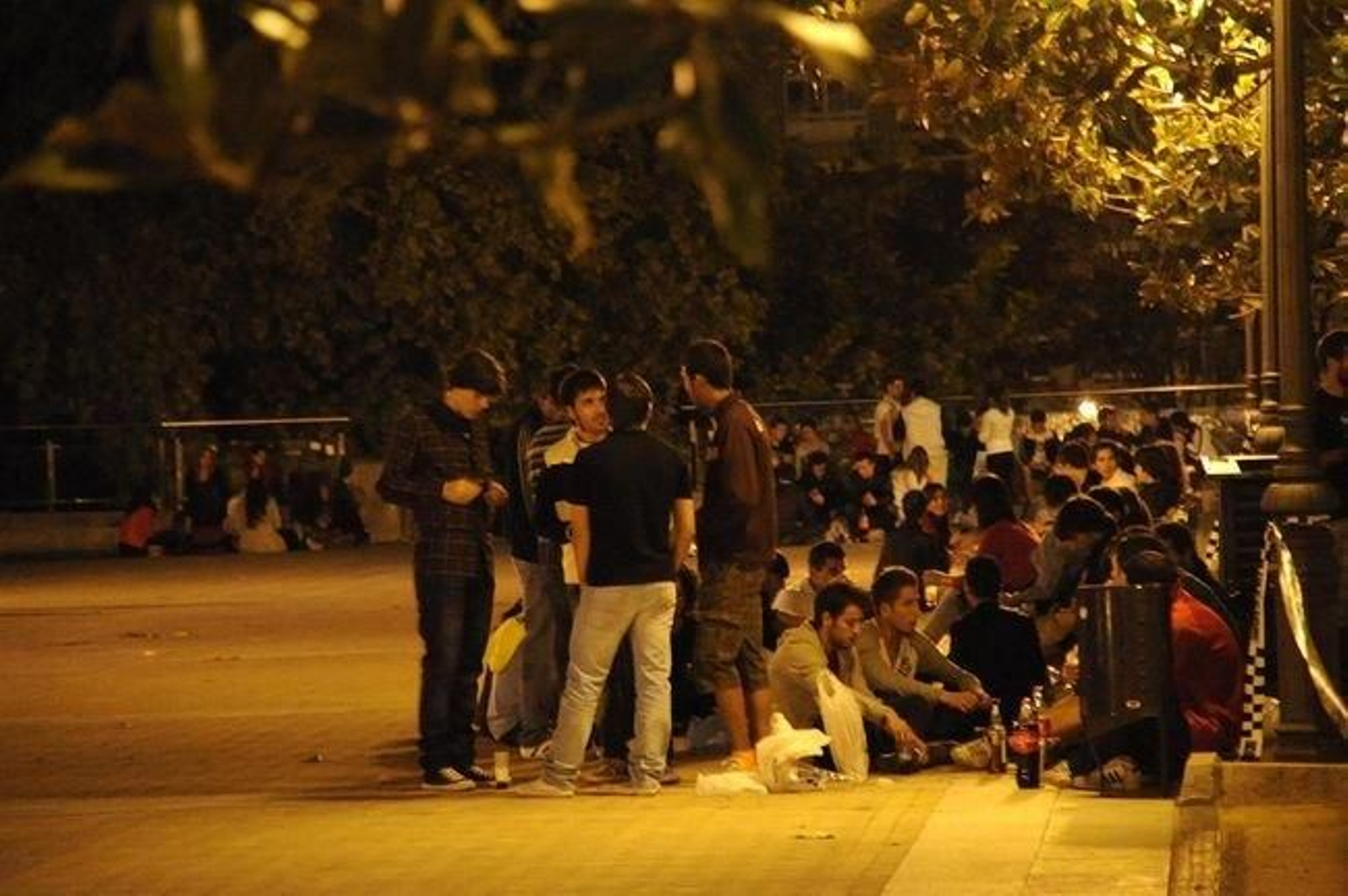 Varios grupos de jóvenes hacen botellón en la Alameda de la ciudad durante una noche de fin de semana.