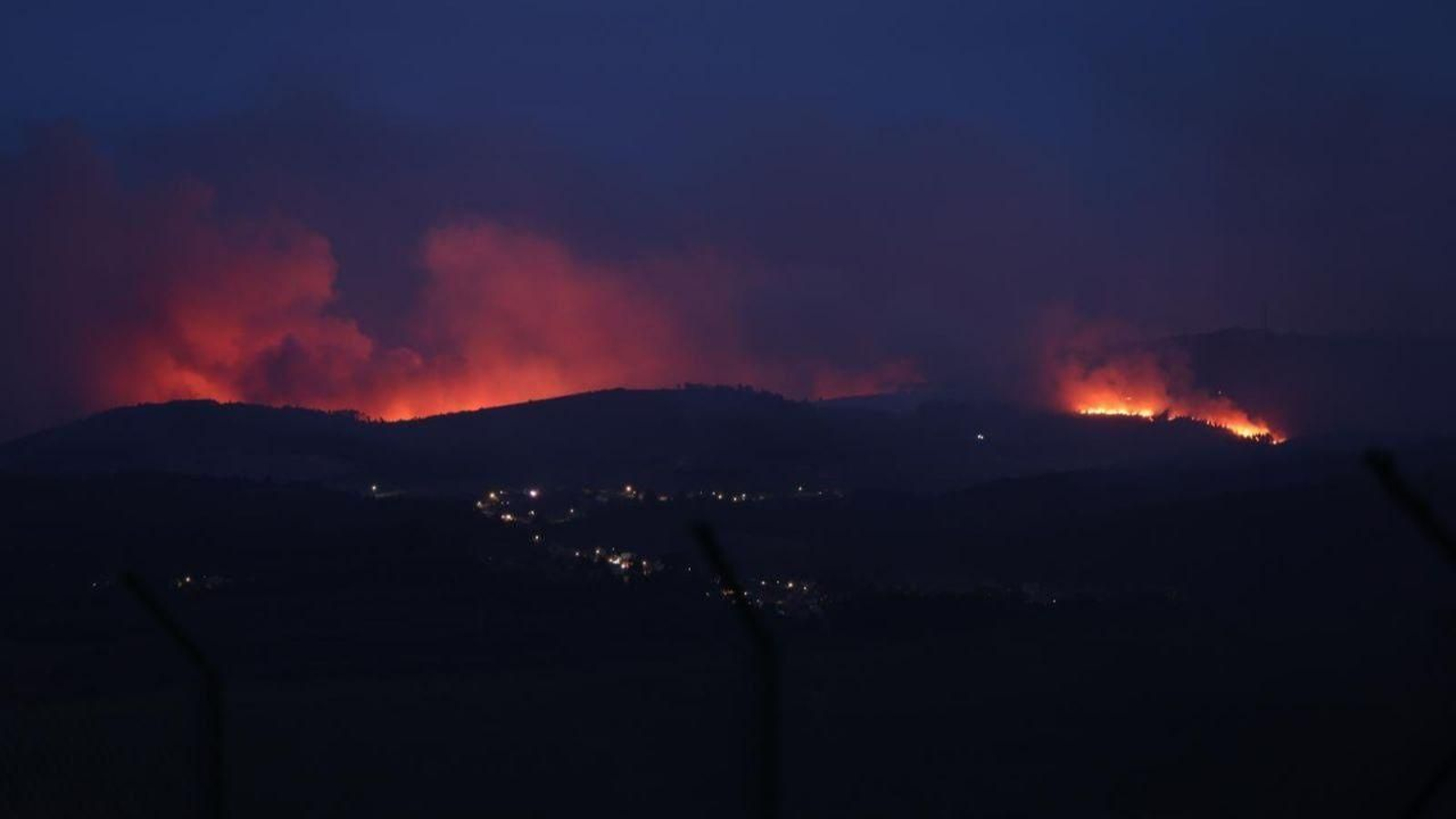 El incendio en Ponteareas, el lunes por la noche, visto desde Peinador.