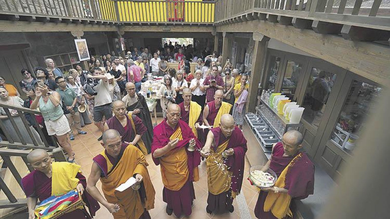 Los asistentes a la reinaguración del monasterio durante la comida. 