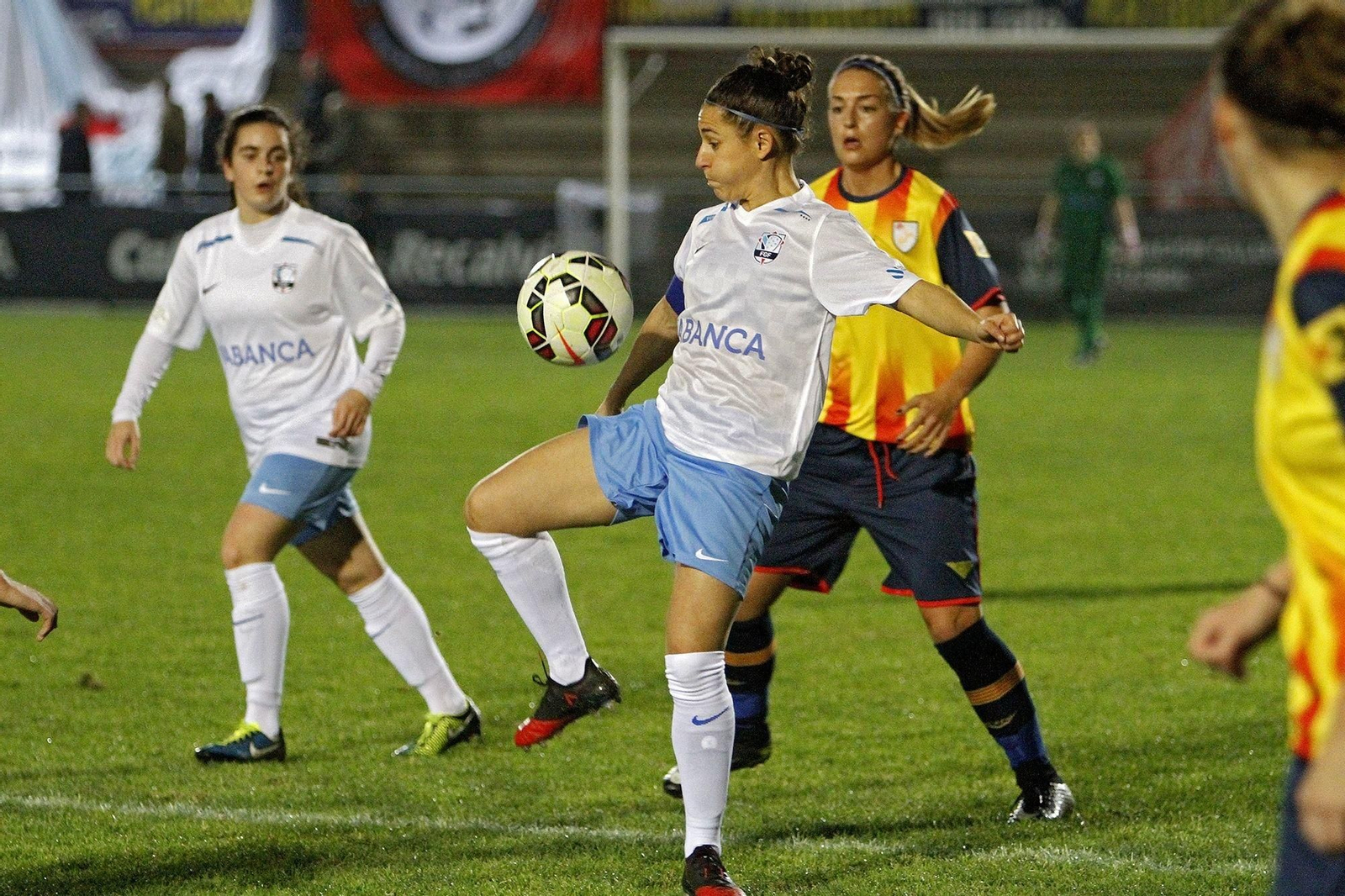 Vero Boquete controla un balón en el partido disputado ayer en el campo de A Lomba.