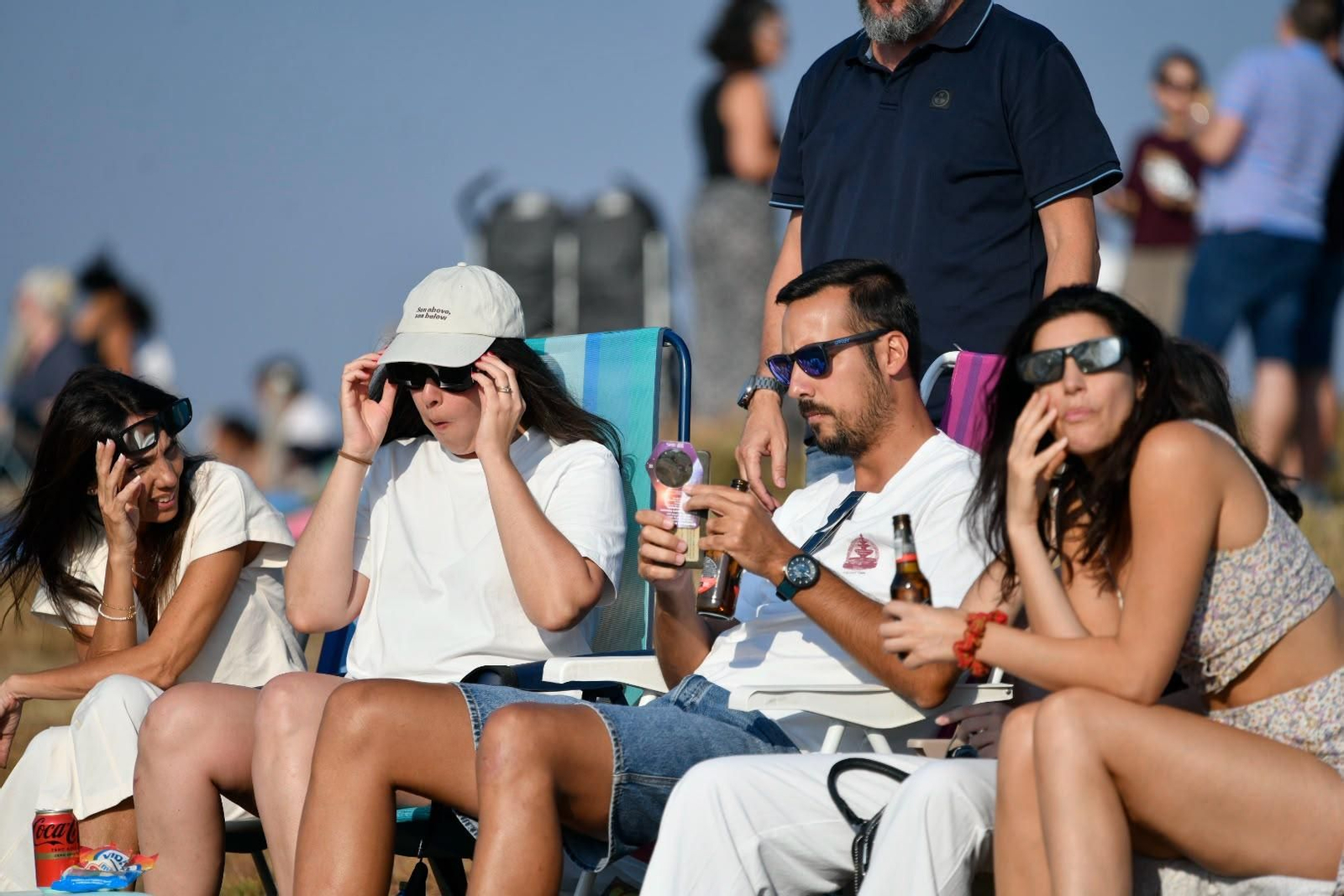 Vecinos y visitantes ultiman los preparativos y toman posiciones en los puntos habilitados para disfrutar de la observación del eclipse solar