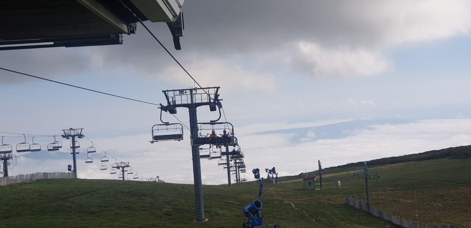 WhatsEl Bike park de Manzaneda recibe a sus primeros usuarios.