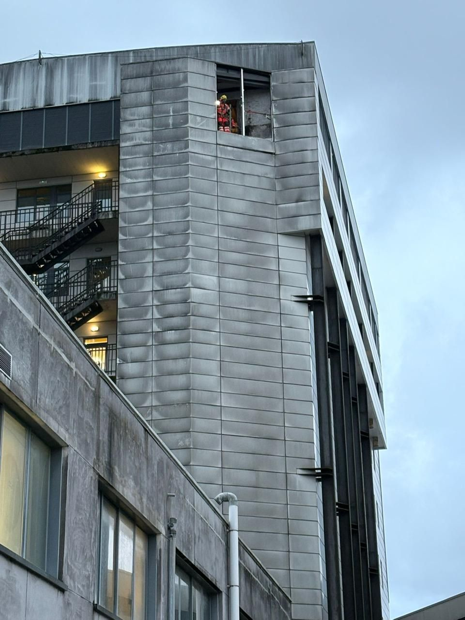 El área sanitaria reforzó los operarios ante la caída de chapas de la fachada al paso de Ingrid.