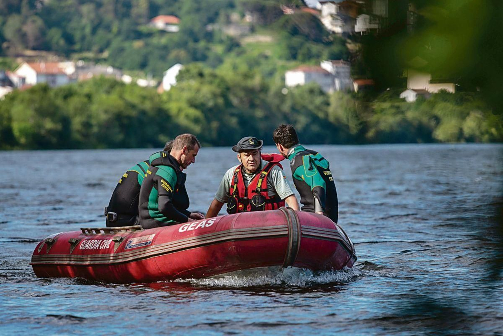 Los buzos de la Guardia Civil peinando una orilla del Avia.