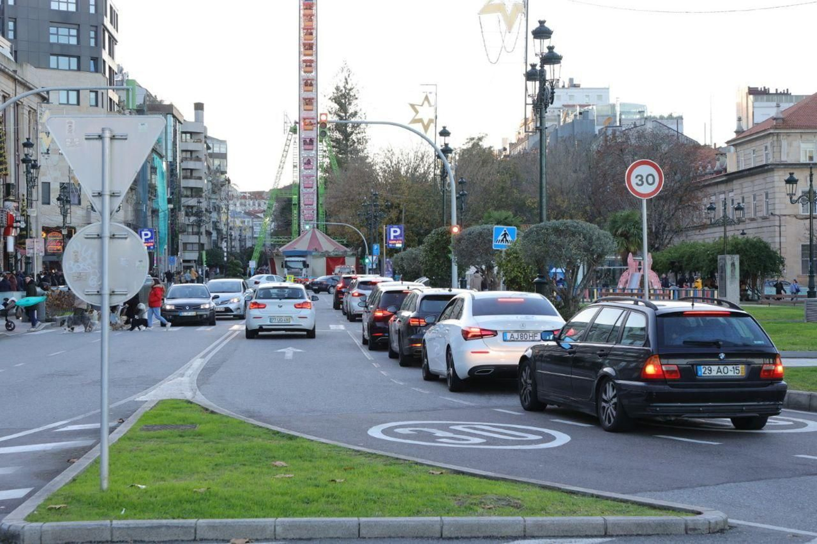 Turistas, llegandoa Vigo en coche para ver las luces de Navidad.