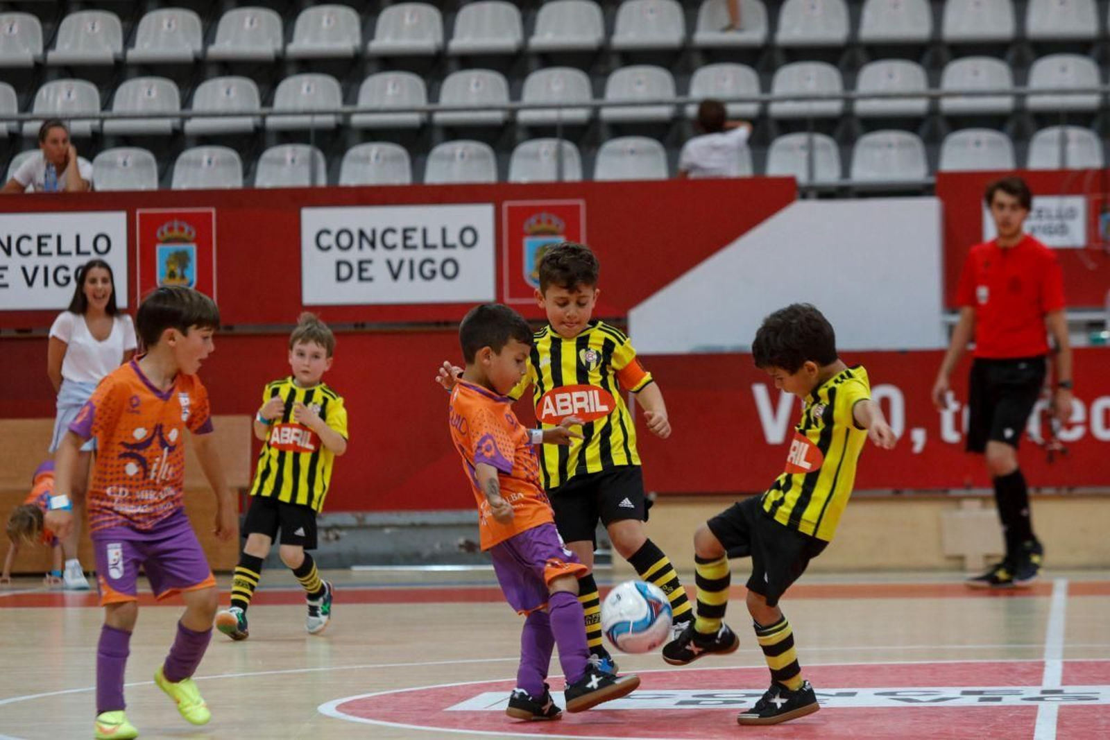 El pabellón de As Travesas fue uno de los escenarios de los partidos de fútbol sala entre los más pequeños de la competición.