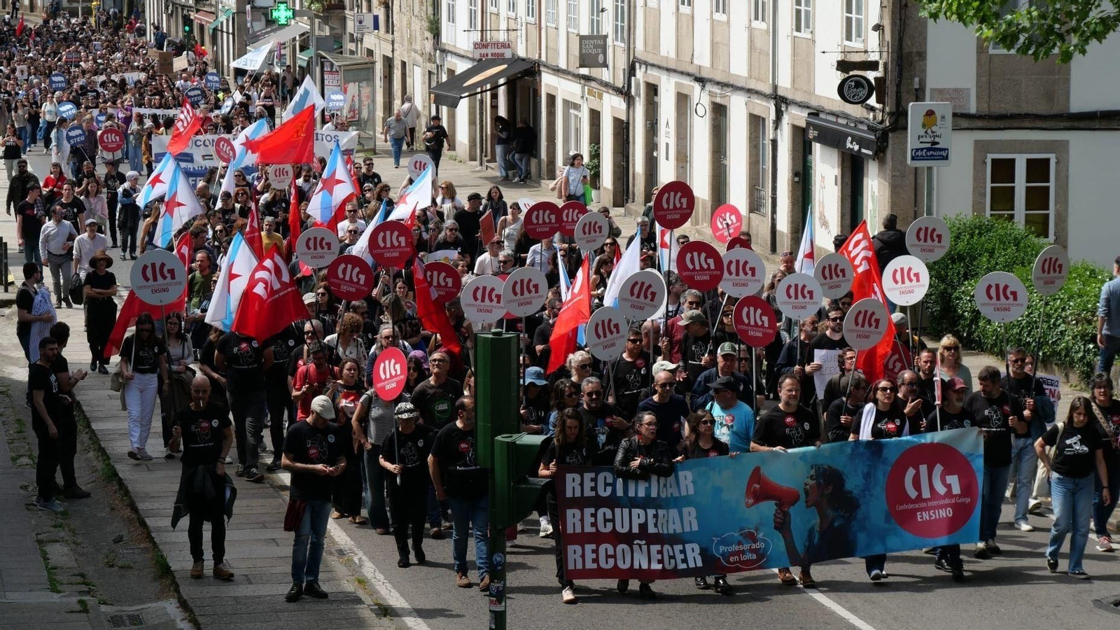 Miles de docentes recorren las calles de Santiago para reclamar mejoras laborales