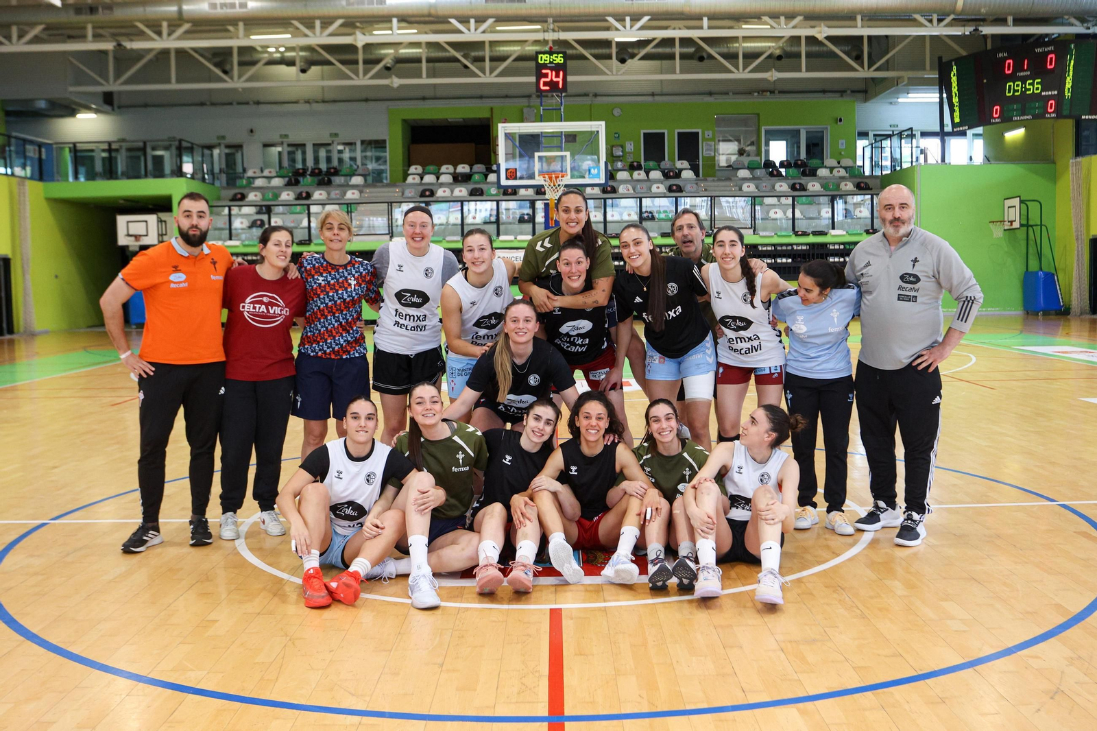 La familia del Celta Femxa Zorka posa antes de la sesión de entrenamiento de ayer en Navia. Donde todo sucederá.