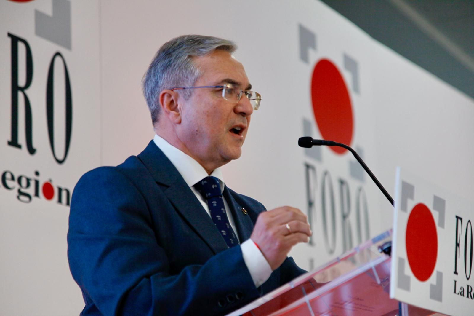 Galería | Luis Menor, el presidente de la Diputación de Ourense, en el Foro La Región, en imágenes