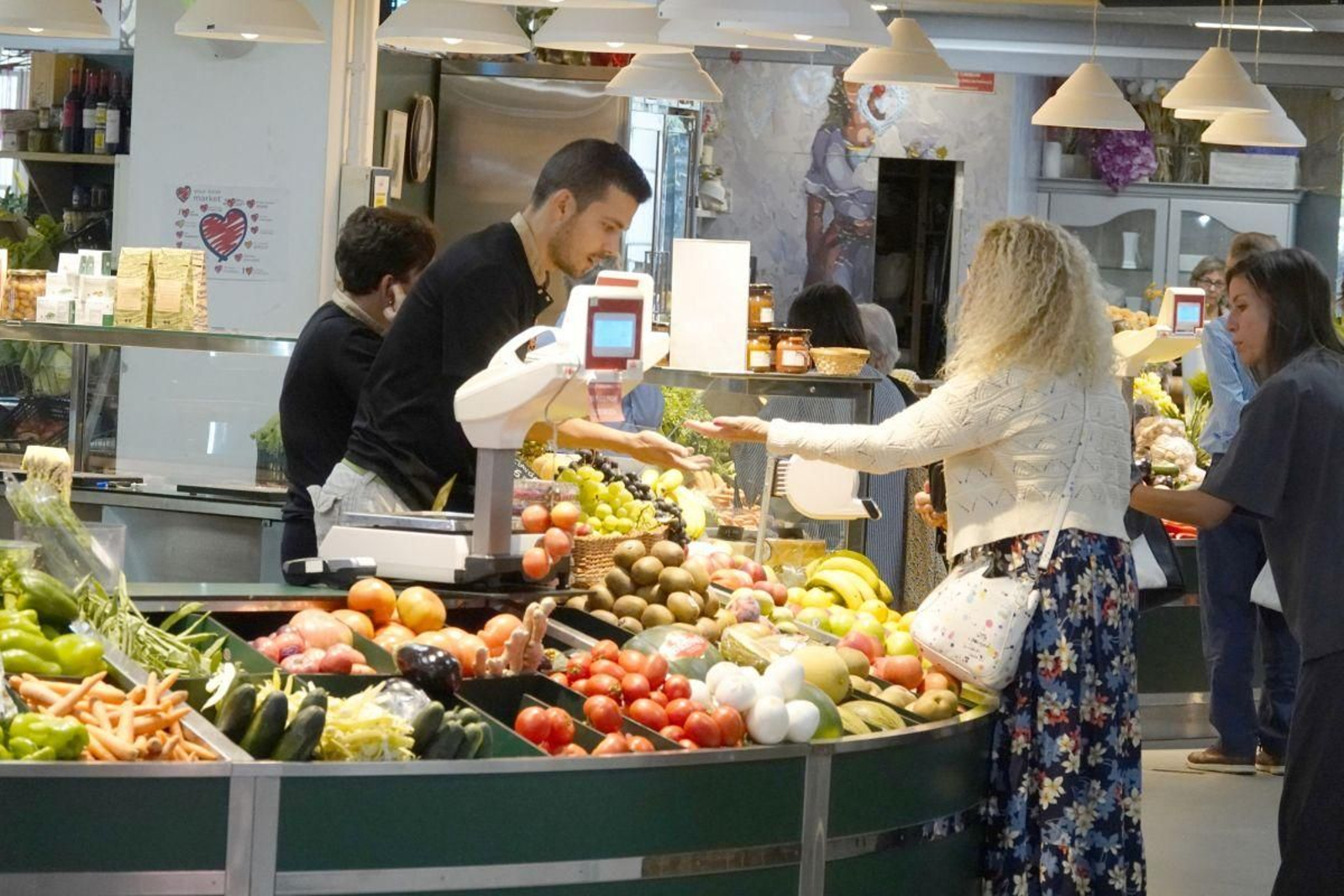 Vigueses haciendo la compra en un mercado de la ciudad.