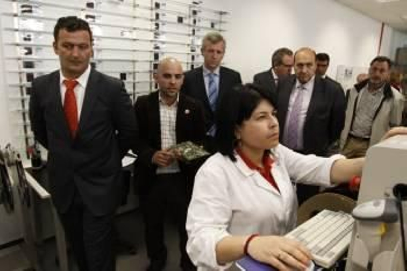 Rueda y Martínez visitan la planta de Ammi Technologies. (Foto: XESÚS FARIÑAS)