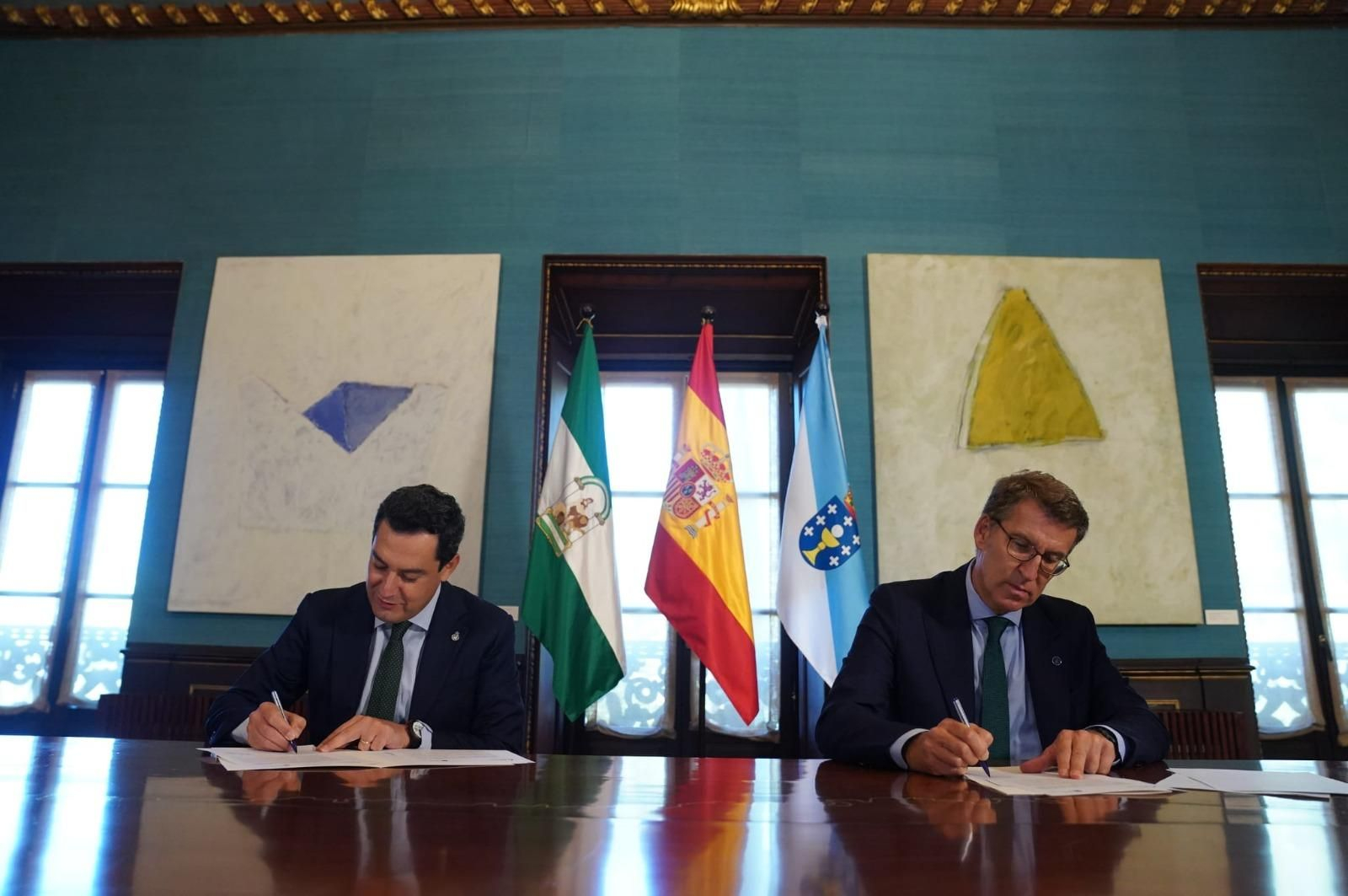 Firma de la declaración conjunta por Juan Manuel Moreno y Núñez Feijóo.