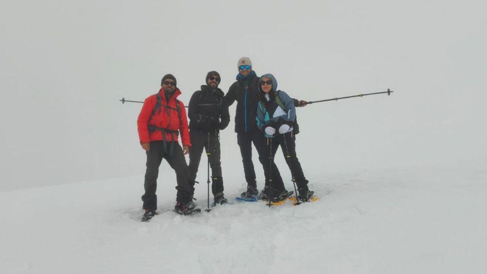 Divirtiéndose con raquetas de nieve.