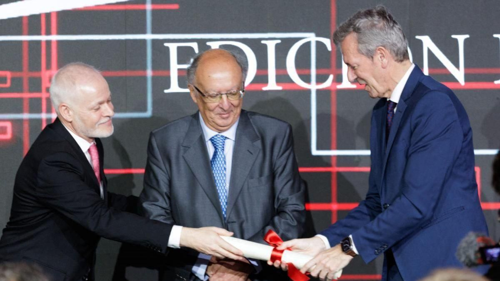 El premiado, con Lois Blanco y Alfonso Rueda.