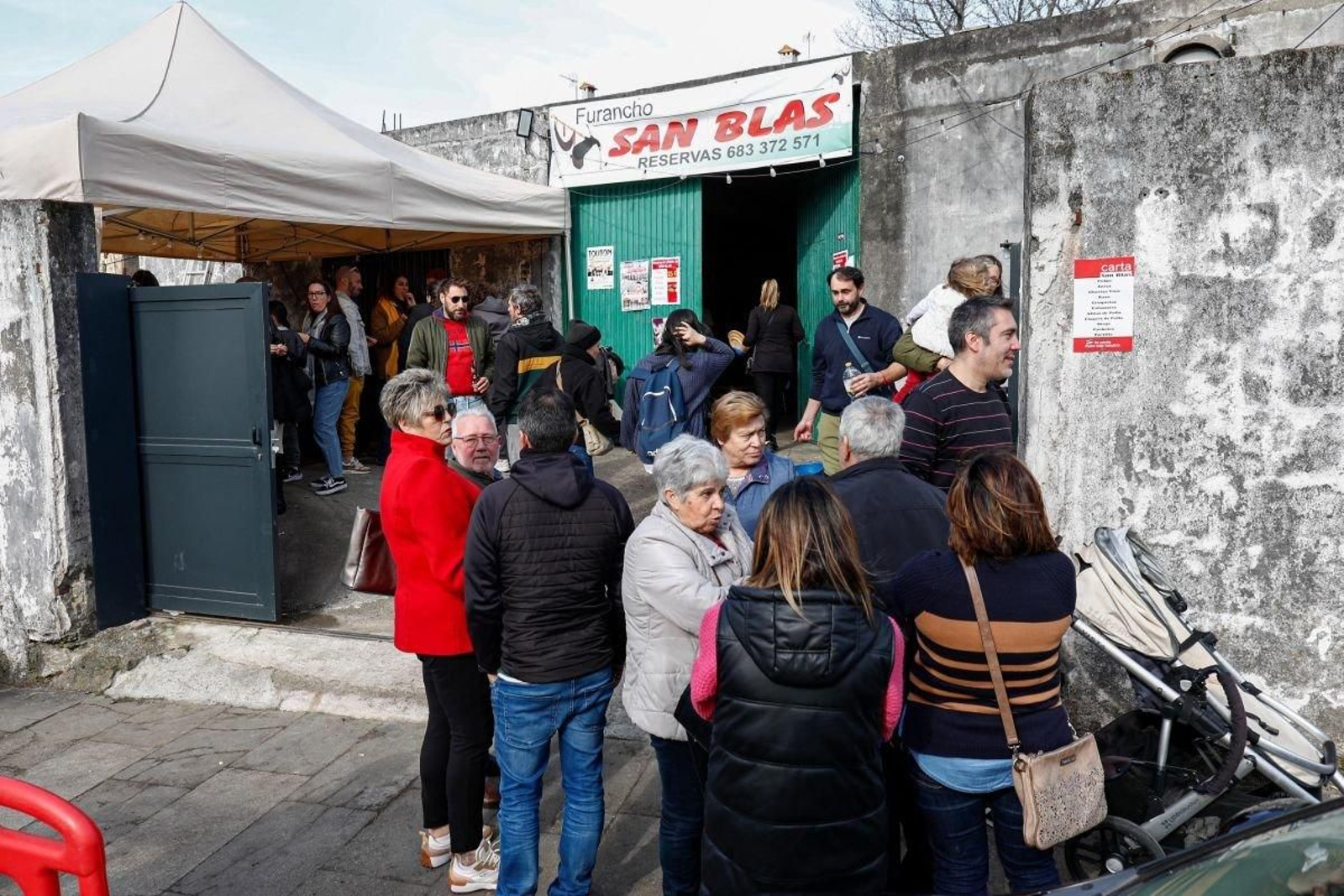 La gente fue hasta Bembrive para disfrutar de los furanchos de San Blas.