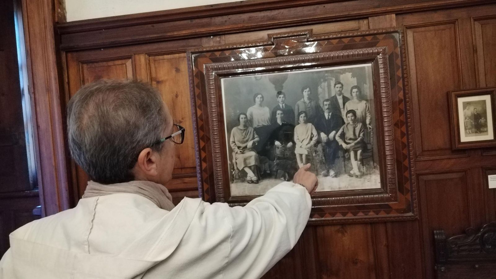 Amparo Ramilo muestra al fotografía de sus bisabuelos e hijos, incluida en la sección dedicada a los trabajadores de la exposición del museo de Castrelos, "Los últimos marqueses de Quiñones de León".