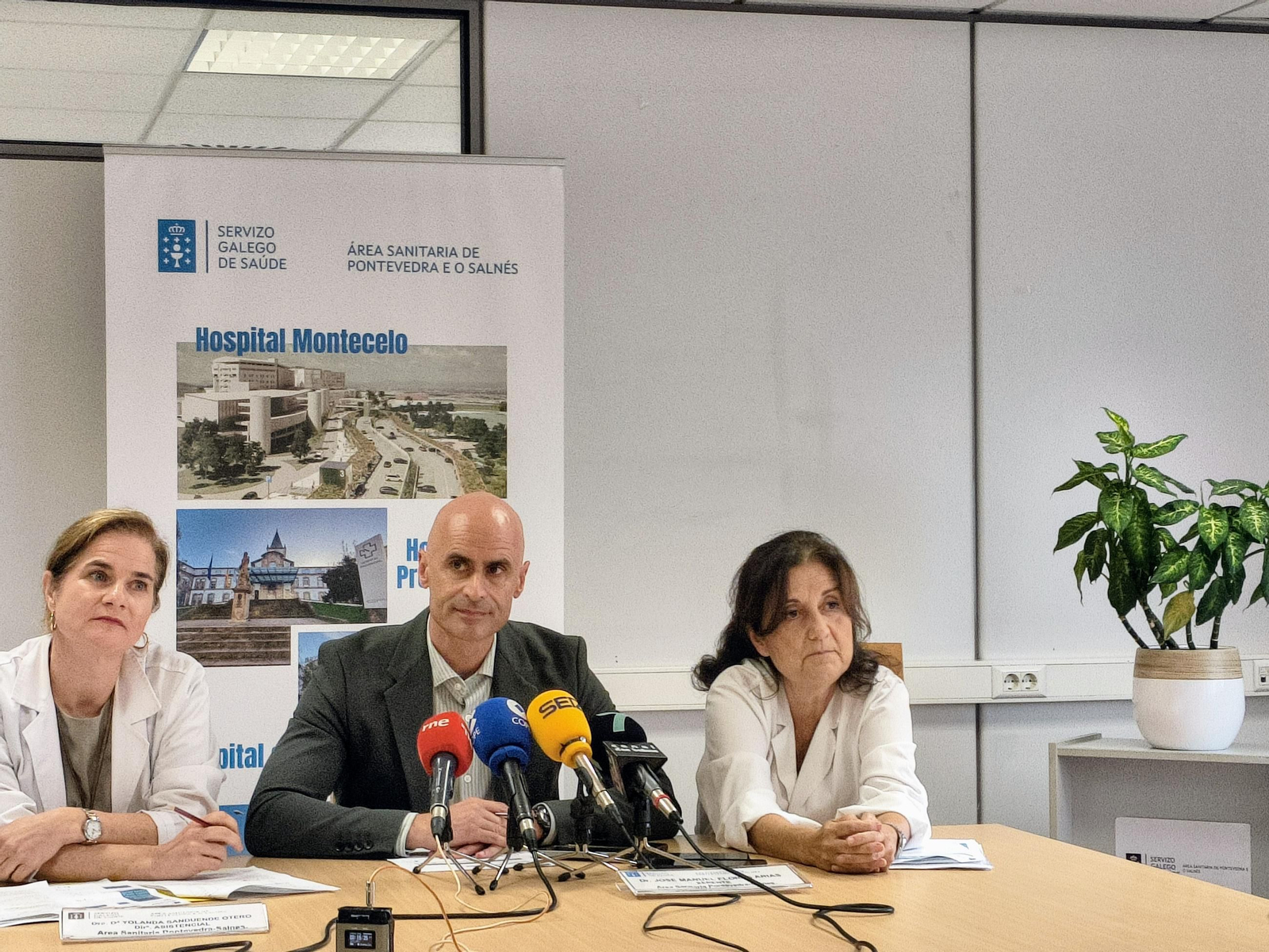 Yolanda Sanduende, José Flores y Belén Sánchez, en el Hospital Provincial.