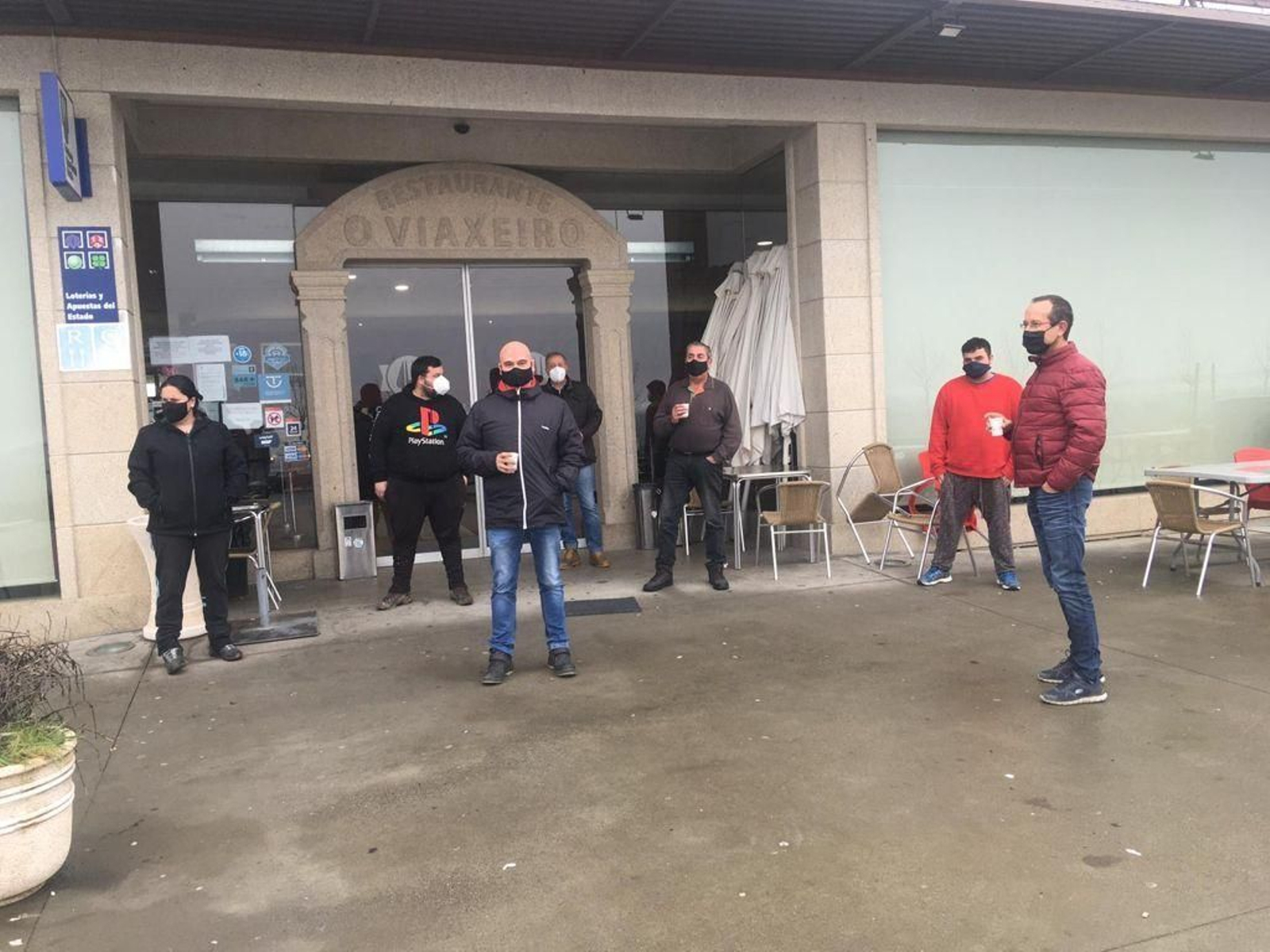 En esta área de servicio en Riós, los camioneros toman el café en el exterior. (Foto: Cedida).