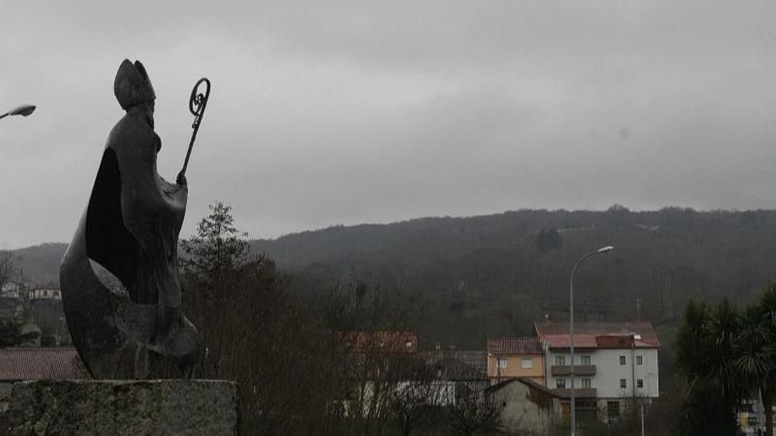 El Monte da Neve visto desde la escultura de San Rosendo, en Celanova.