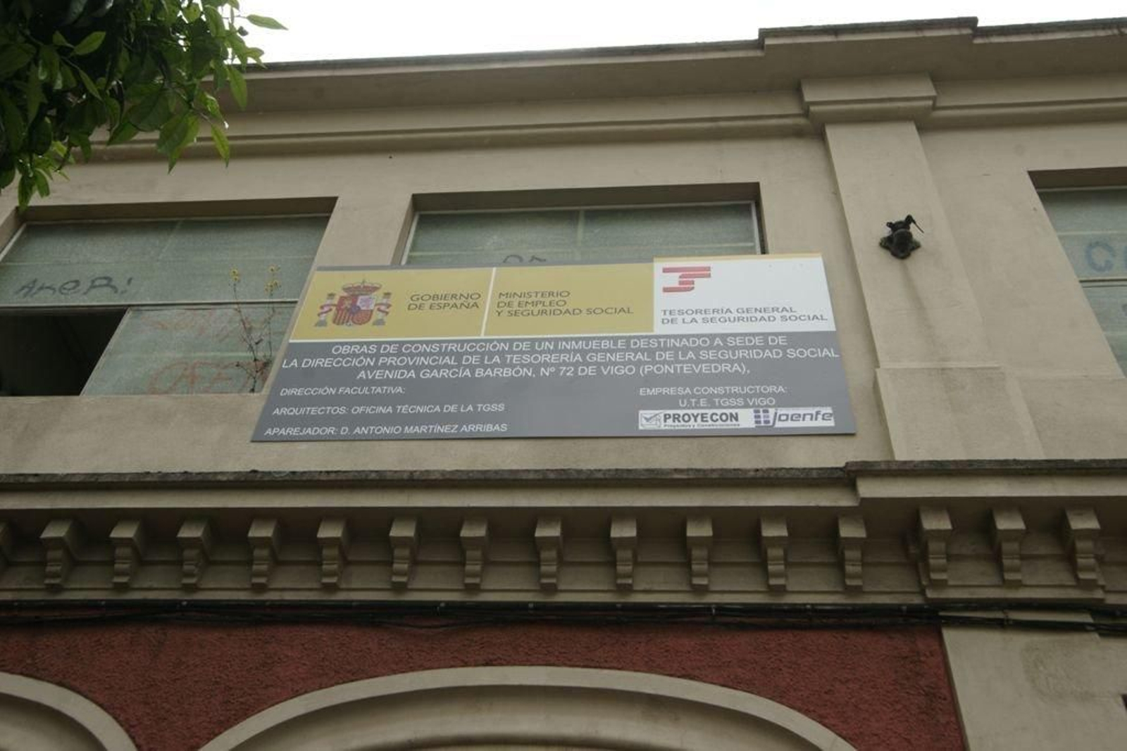 Cartel de las obras del edificio de la Tesorería de la Seguridad Social en Vigo.