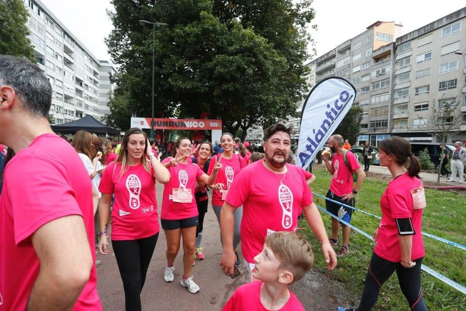 El color rosa abarrotó la Avenida de Castelao - JV Landín 062