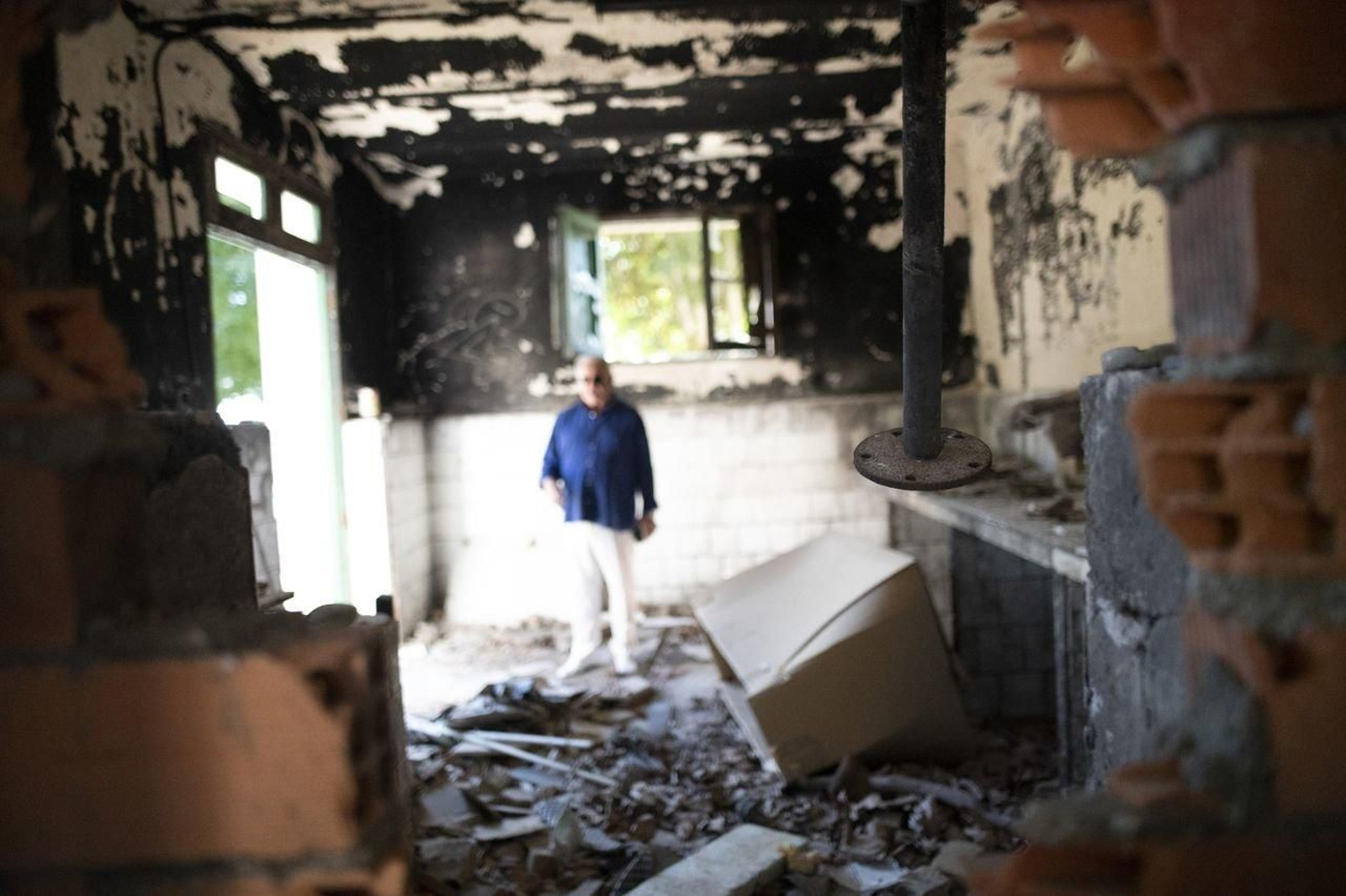 Manuel Cabaleiro muestra una de las zonas del antiguo psiquiátrico