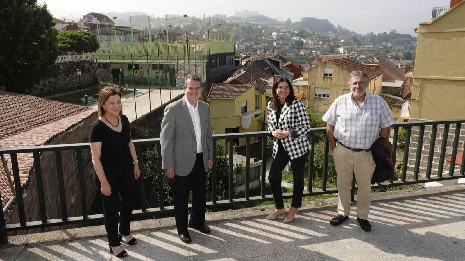 Abel Caballero, con Elena Espinosa, Mª José Caride y Javier Pardo,  en el núcleo histórico de Cambeses, junto a la asociación de vecinos de Lavadores.