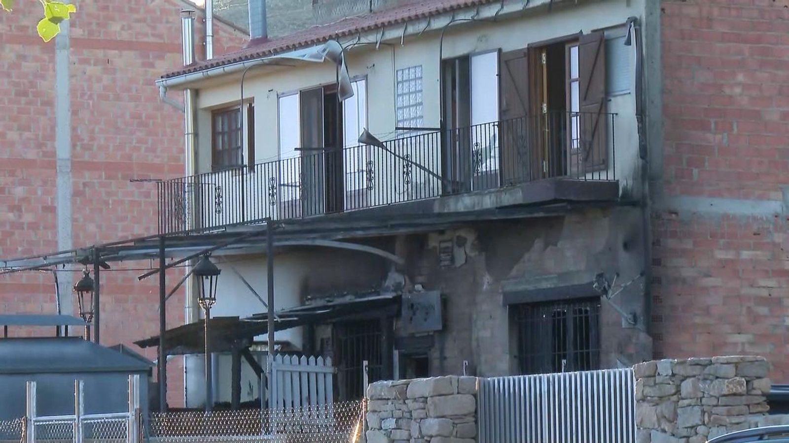 Fachada de inmueble afectado por las llamas en Teruel.