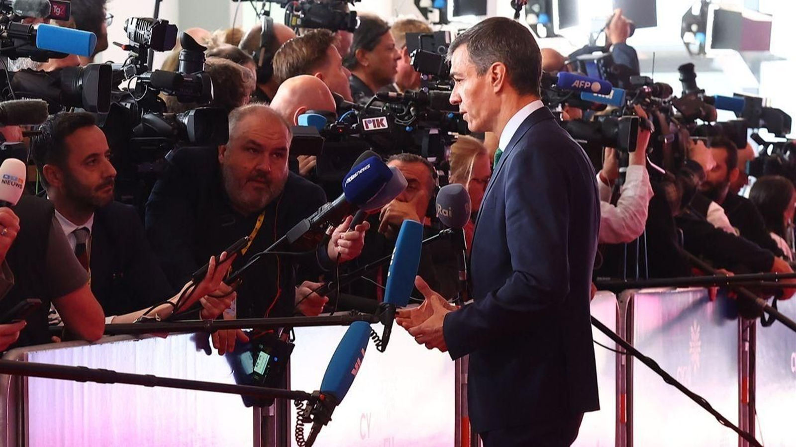 El presidente del Gobierno, Pedro Sánchez, atiende a los medios a su llegada a la reunión de líderes de la UE en Chipre.