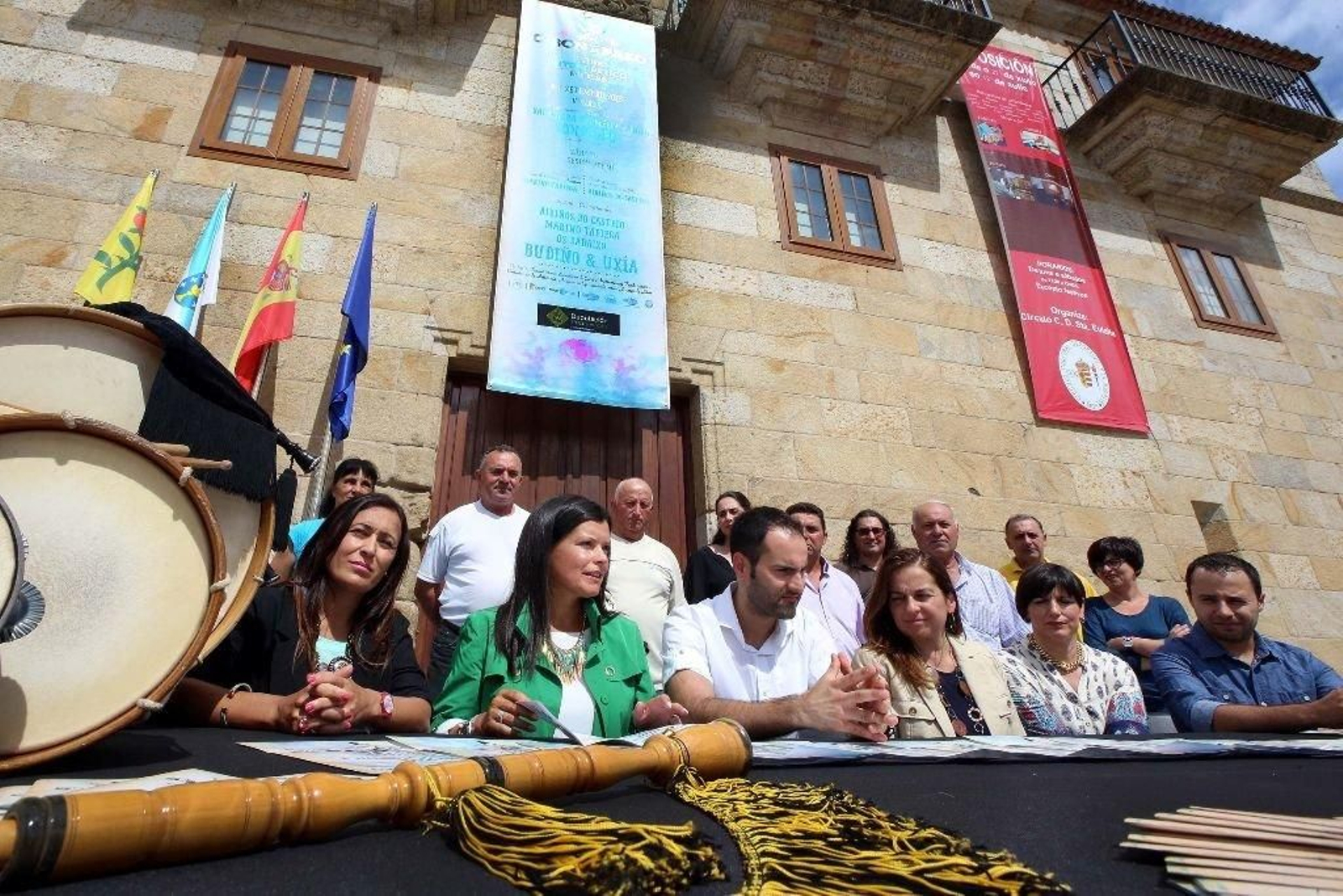 Autoridades y miembros de la organización, durante la presentación de ayer en el Pazo de Mos.