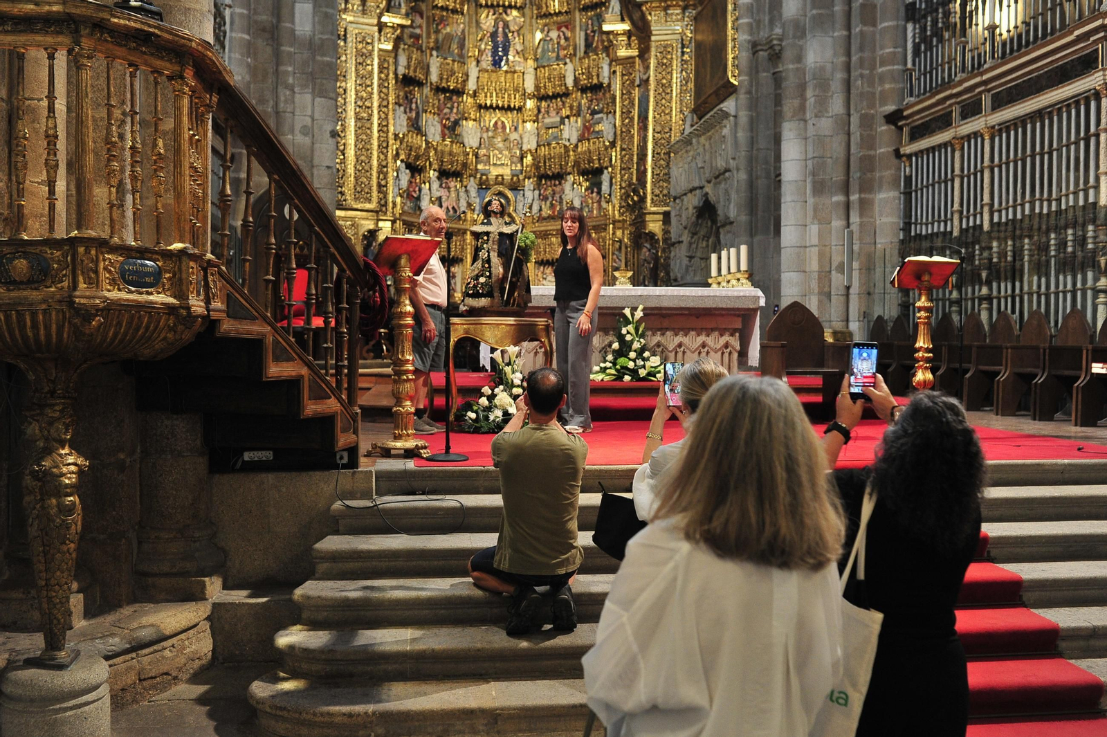 Los fieles honran a San Roque tras la misa solemne.