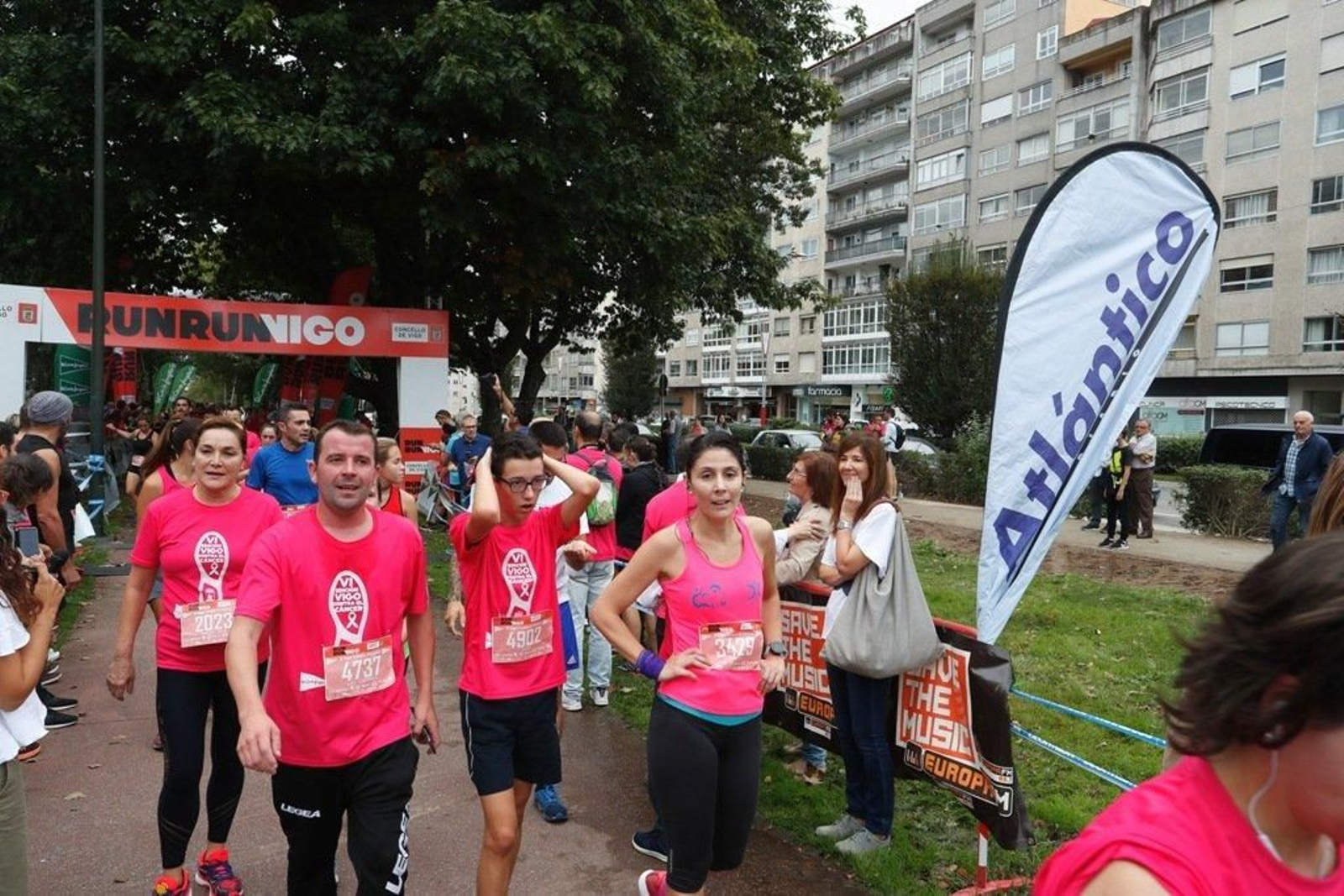El color rosa abarrotó la Avenida de Castelao - JV Landín 206