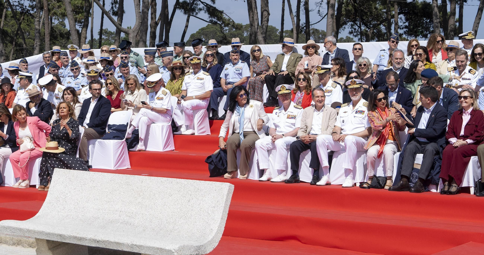 Galería | Felipe VI participa en la revista naval y presencia la exhibición de militares en Samil