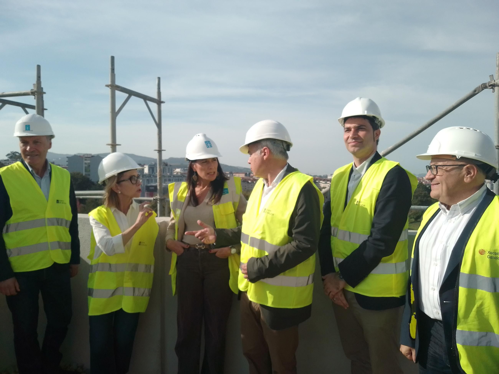 María Martínez Allegue onte na visita a un dos edificios en Valdecorvos, que estarán finalizados en marzo.