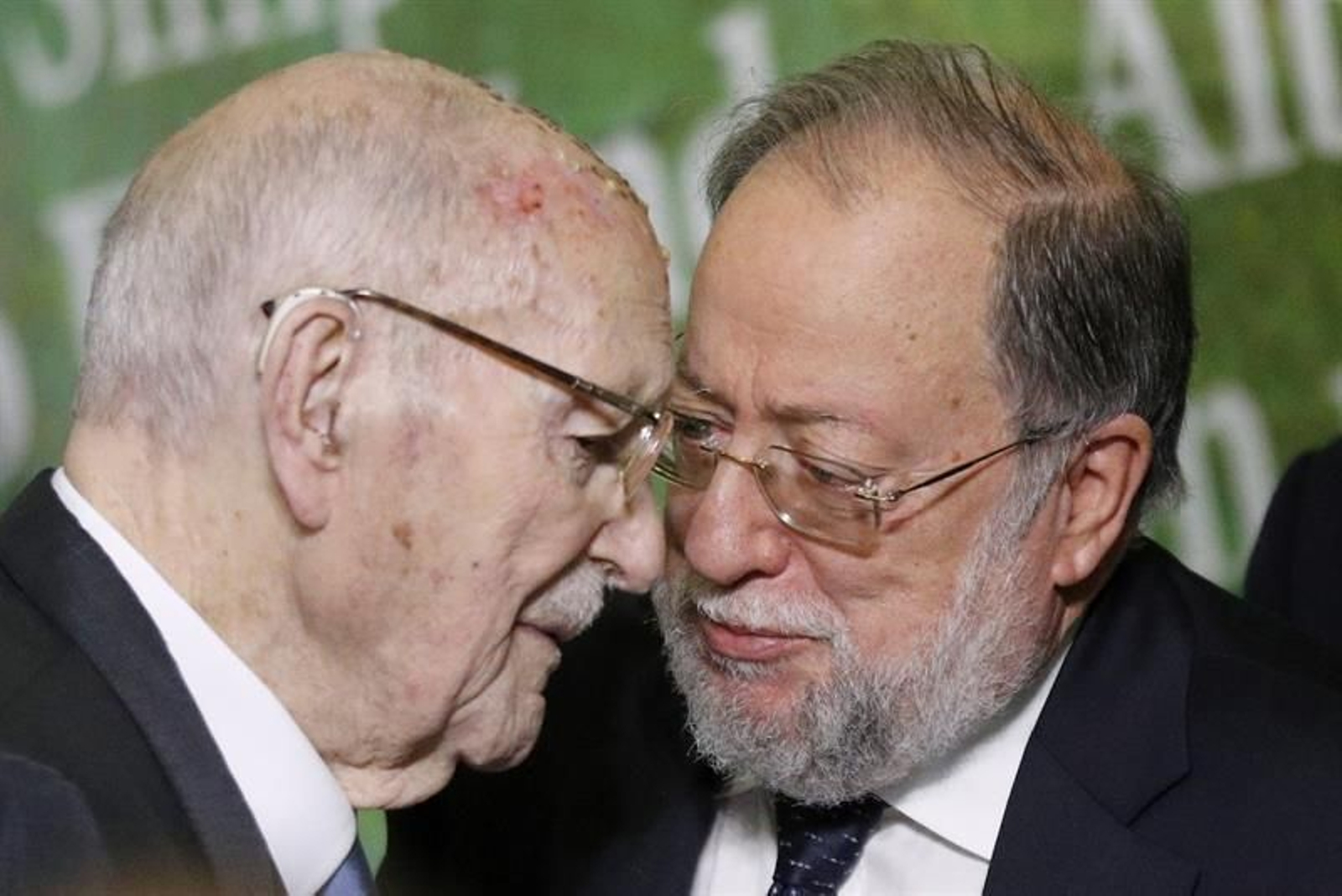 El exvicepresidente de la Xunta, José Luís Barreiro Rivas, saluda al primer presidente electo de la Xunta, Xerardo Fernández Albor.