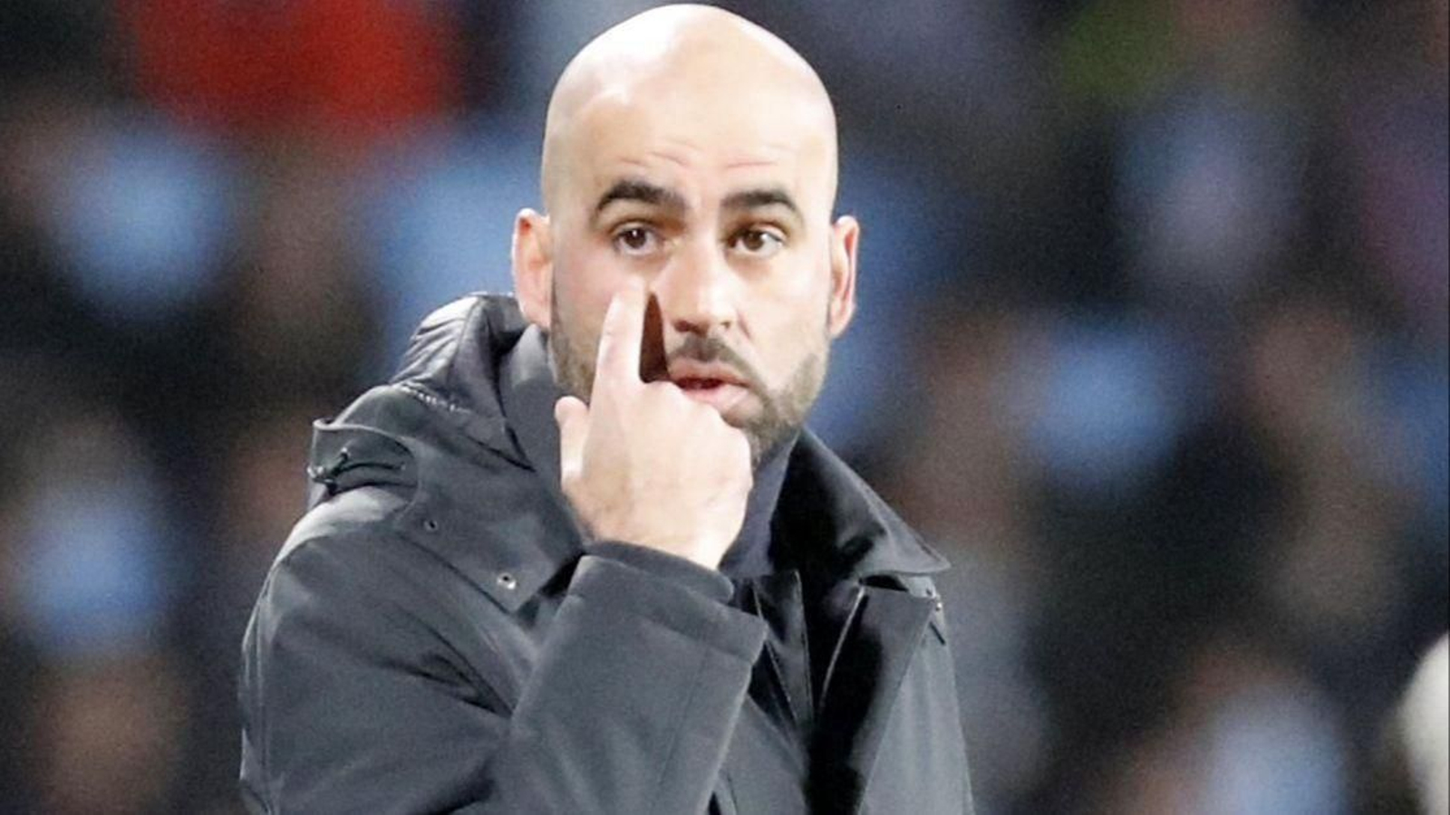 Claudio Giráldez pide atención a un jugador, ayer, en Balaídos.