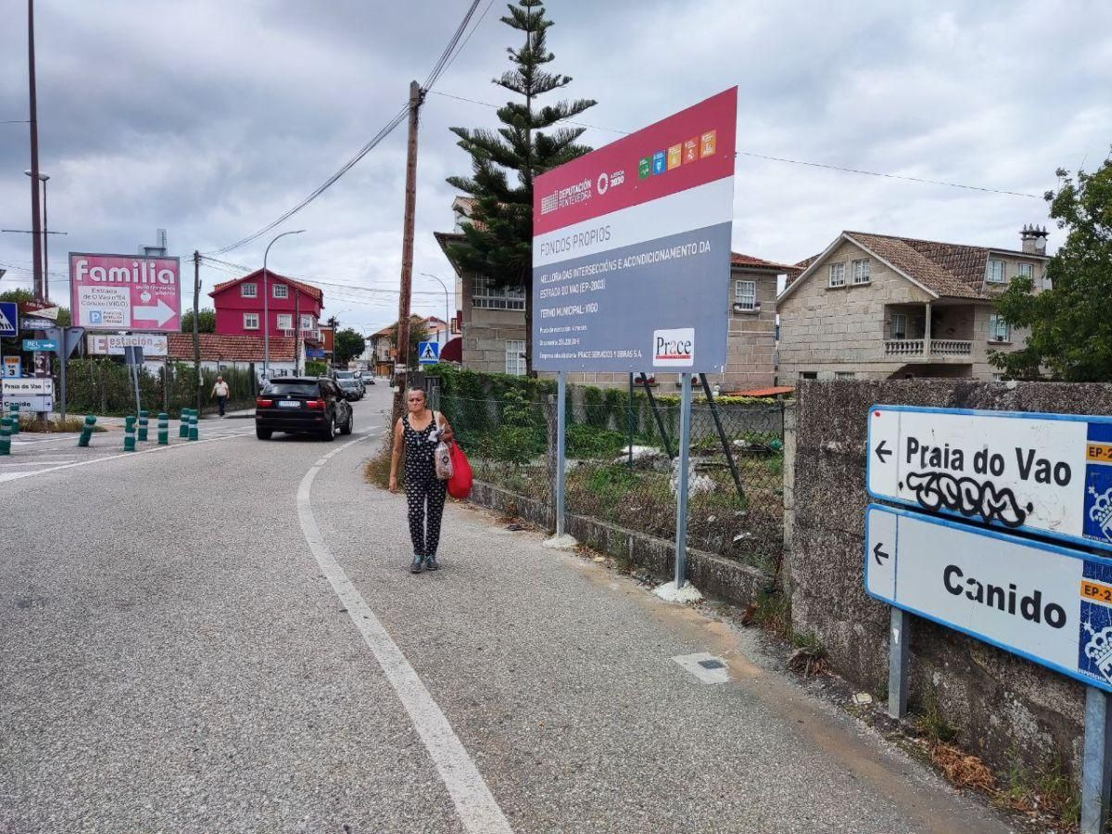 La carretera del Vao une Ricardo Mella con la rotonda de la playa, frente al campo del Coruxo.