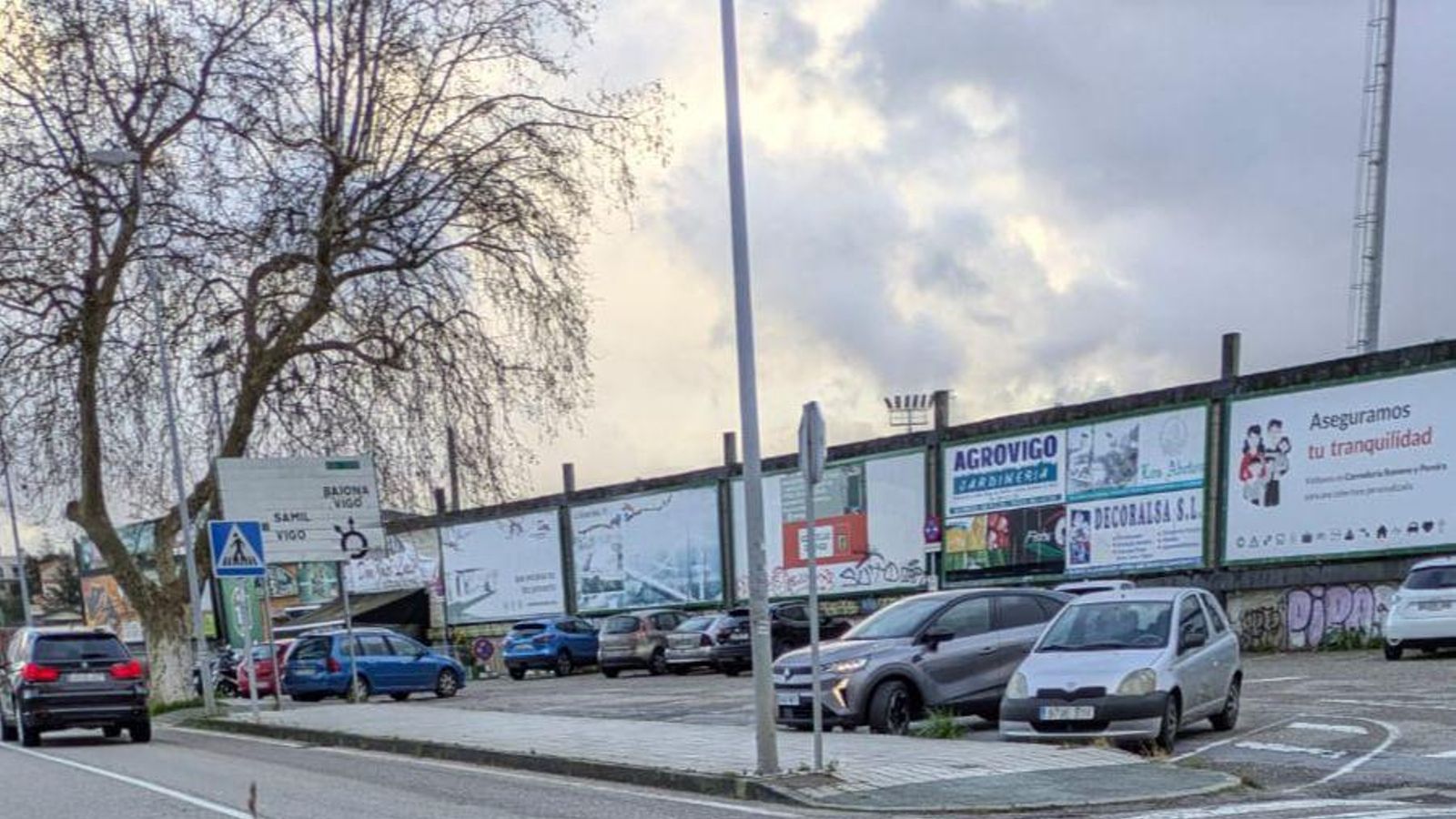 Silla usada para tapar un socavón en Coruxo