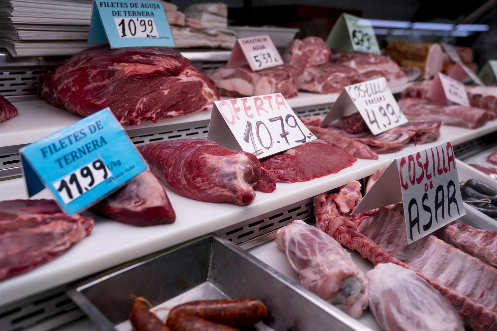 Puesto de charcutería en un mercado. // E.P.