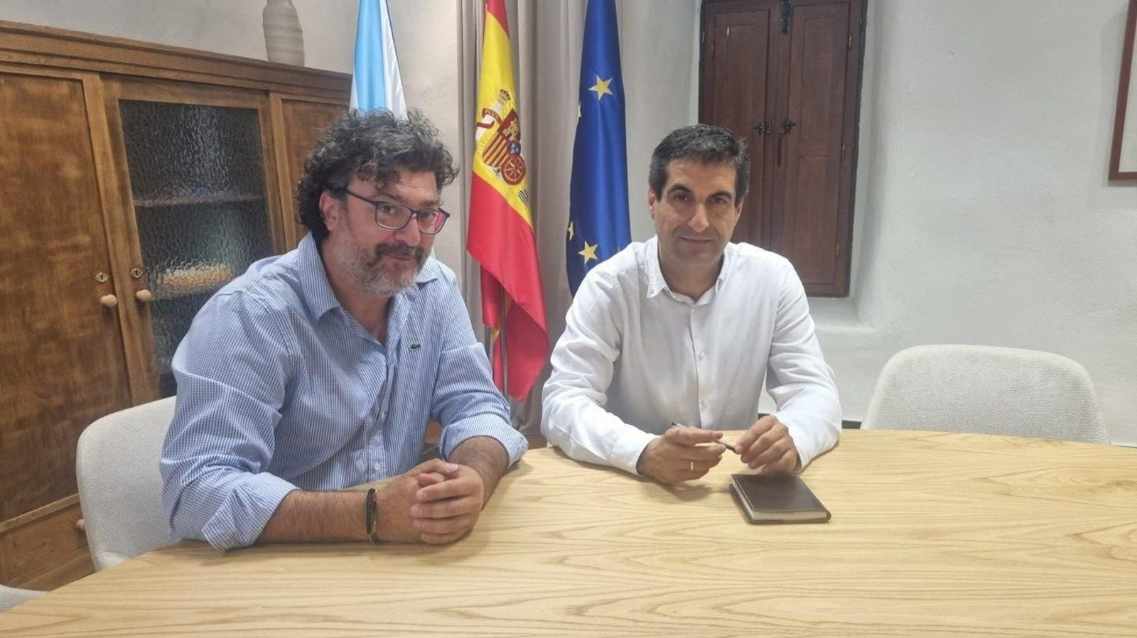El presidente de la asociación Centro Comercial Aberto de O Barco, Jacobo Arias, y Gabriel Alén, director xeral de Comercio e Consumo (Foto: Xunta de Galicia).