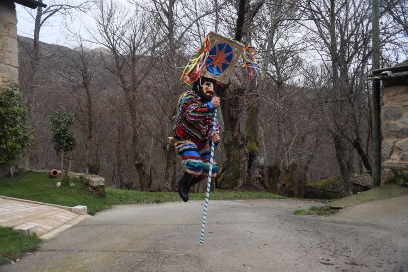 Boteiros recorren Vilariño de Conso (JOSÉ PAZ)