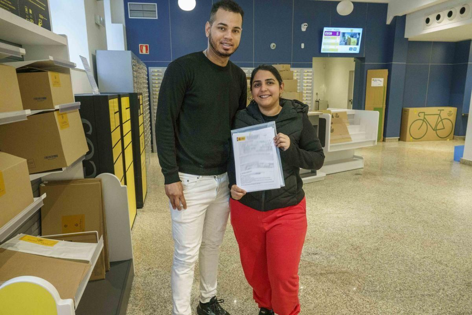Ricardo y Milagros, ayer en la oficina de Correos